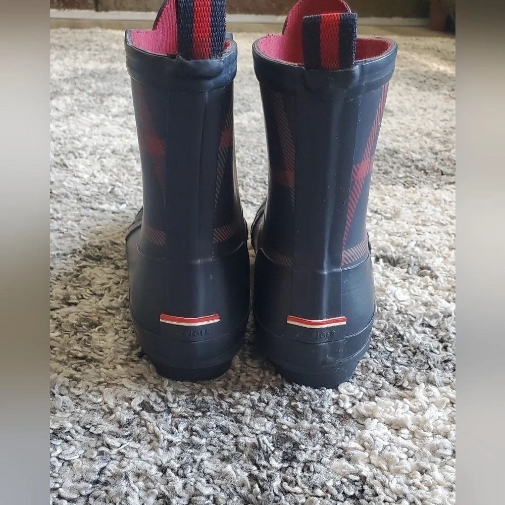 Tommy Hilfiger TWRYANN2 Rain Boots Green Blue Plaid Front Zip‎ Womens Size 9